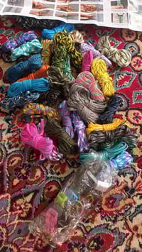 عده صنعه سوارات يدوية تتكون من 36 خيط او قيطان ما اعرف شسموها  عده كام...