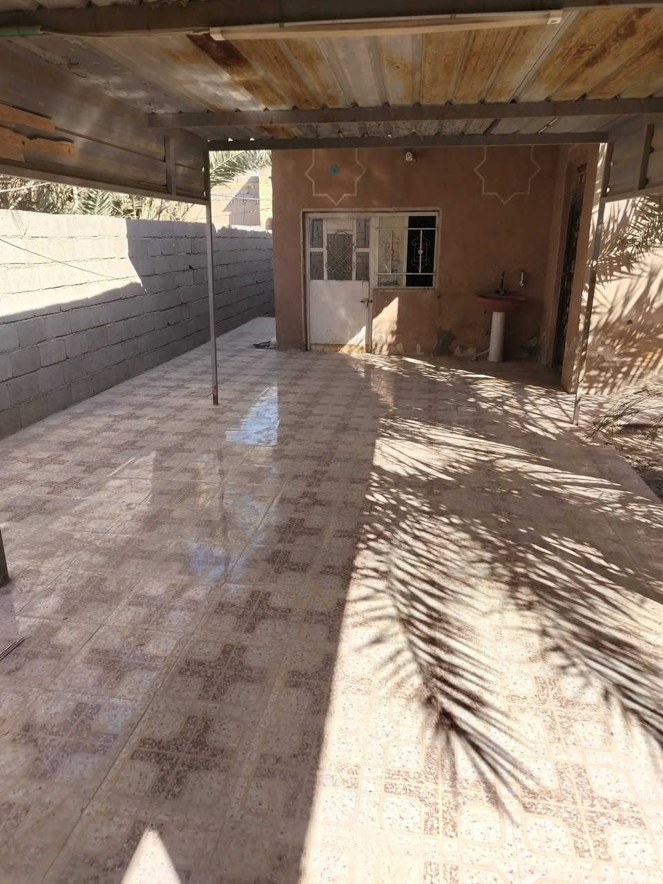 بيت مساحة ٢٢٥ متر بناء بلوك غرفتين وصاله ومطبخ إستقبال ارضيه كاشي الاستقبال والحوش
شارع كهوة بيت الطين القديم
شارع سيد علي آل بوشتيوي بالبدايه
يبعد عن الشارع الرئيسي مال النفط ١٠٠ متر
للإستفسار على الرقم ***********
