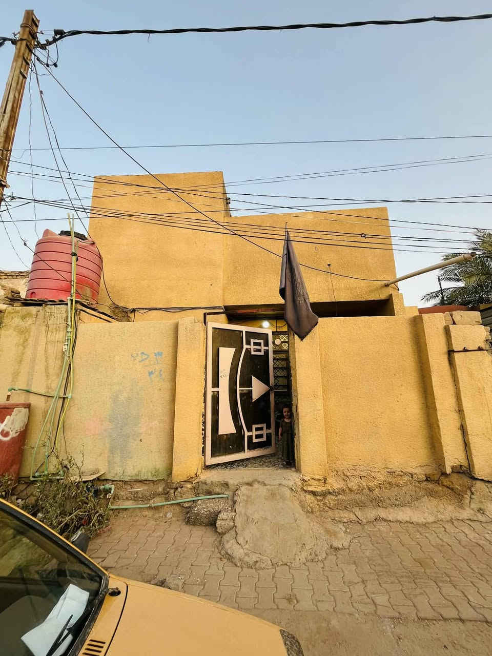 سلام عليكم بيت للبيع
بناء لاقديم ولا جديد بس مرتب ونضيف 

طابق ونص وسطح الطابق الارضي استقبال وغرفه ومطبخ وصاله ودرج وصحيات  وخارجيه وحمام داخلي وطارمه 

الطابق الثاني غرفتين نوم وسطح 

المساحه 85 واقع حال 60 بالسند المنطقه كامله تبليط وارصفه 

ومجاري وكهرباء يعني الواقع حال من نصيبك 
السعر بلاش 69  وبيه مجال بسيط 

العنوان كربلاء حي الغدير قرب الاساله 

‏‪***********‬‏
