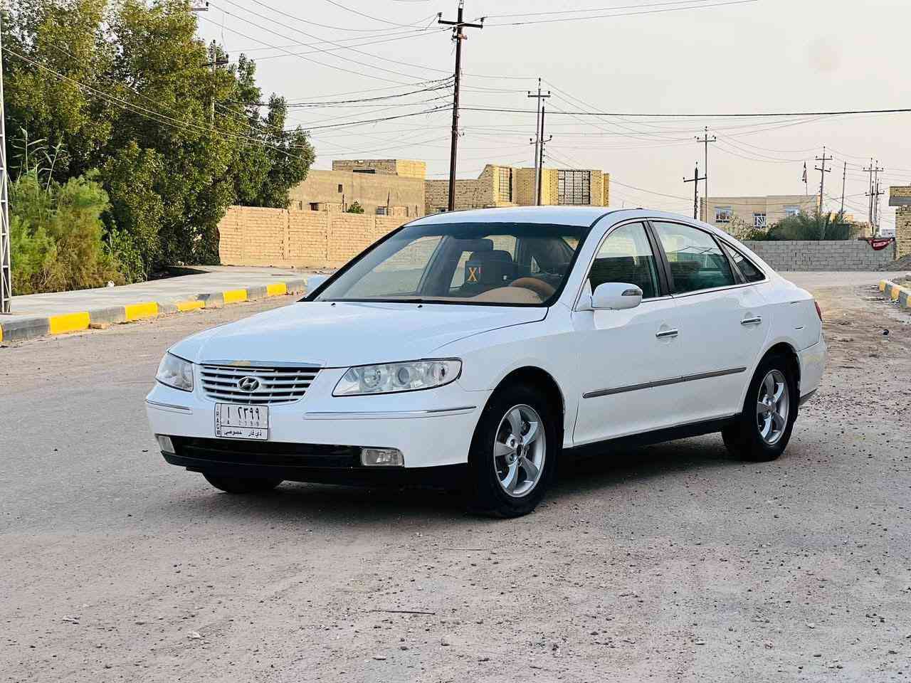 السلام عليكم سيارة هونداي ازيرا 2008 جاهزه نقص بس حداديه فقط ومصبوغه عام جماليه السعر 75 وبيها مجال حك الجيه للاستفسار على الواتساب متواجد *********** العلوان البصرة
