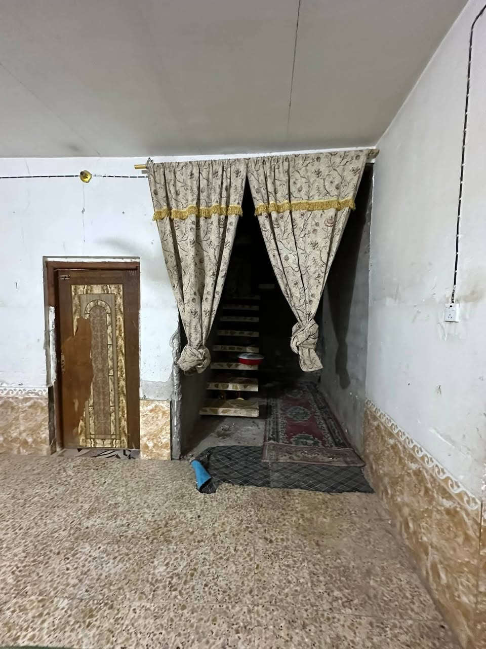 سلام عليكم بيت للبيع مساحه 197متر طابو صرف حر  تفاصيل لبيت 3غرف وبراني وصاله وتخاريج ومطبخ خارجي ومساحه بيت جبيره عنوان لبيت قرب ابن الكاضم مراسله خاص او اتصل ***********
