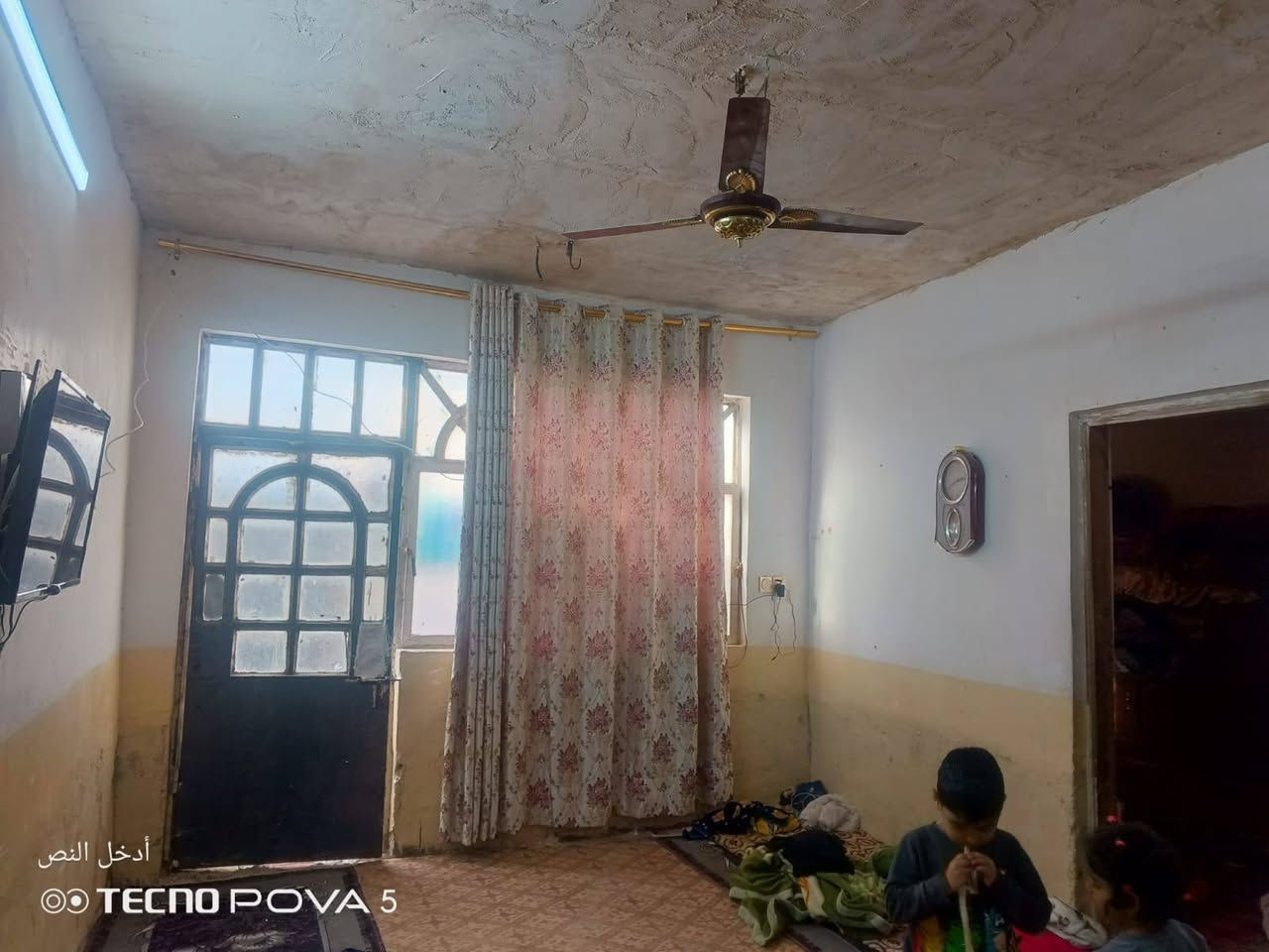 للبيع مساحه 90م مربع يتكون من غرفتين وصاله ومطبخ وصحيات ومكشوفه بناء ابلوك تجعيب  طابوك السكف عكاده شيلمان السطح مطبك فرشي العنوان شارع المطار الجديد قرب اسواق فدك قريب علشارع البيت ومسجل بلبلديه ومرقم سعره 17ونص بي مجال قليل للستفسار اتصل ***********مكتب بركات الصدرين للعقار شارع الحوزه
