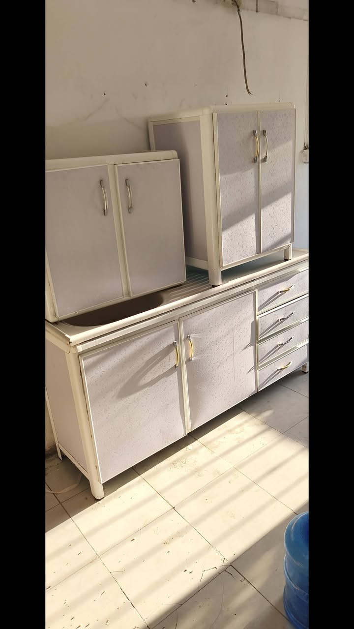 السلام عليكم من رخصت مدير الكروب عندي كاونتر ثلاث قطع مرمر القياس العرض ١٧٥ ارتفاع ٩٠ اخو الجديد كل عيب مابيه بعده ب النايلون السعر ٢٥٠ وبيه مجال العنوان بغداد رقم الموبايل ***********
