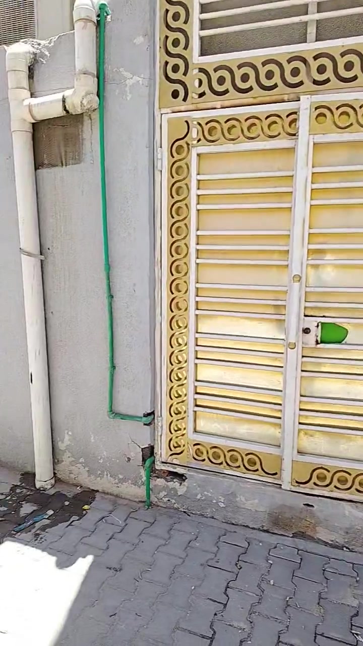 شقه للايجار بل مطيحه  خلف كليه كنوز طابق اول معزوله غرفه وصاله وصحيات وسطح اجارها ٣٢٥ الف الاستفسار ***********
