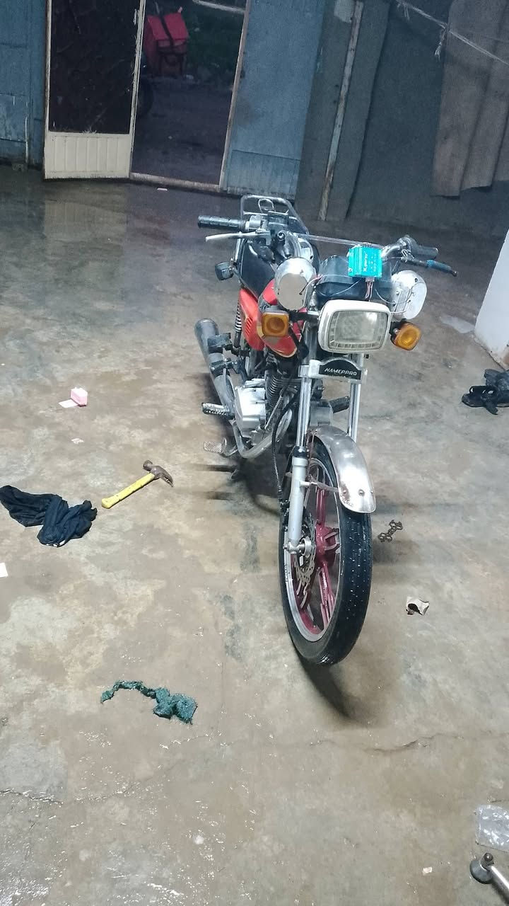 السلام عليكم دراجه نضيفه مثل ما موضحه بالصور شغاله سلف كهربائيات شراي يخابر *********** السعر ٣٢٥ الف وبي مجال
