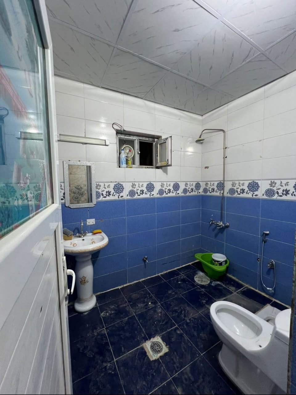 #للأيـــجار_في_الســـيدية
بيت مساحة 150م نظيف يحتوي على مدخلين اربع غرف نوم وصالة ومطبخ وخدمات عدد اثنين ايجار مليون وربع 

بأمكانك عرض عقارك عندنا 
زبائننا الكرام نستقبل كافة عروضكم وطلباتكم 

للاستفسار يرجى الاتصال على الرقم
*********** 

او زيارة مكتب القيسي للعقار والأعمار 
عنوان المكتب
#السيديه_شارع_المركز_مقابل_التفاح_الاخضر
