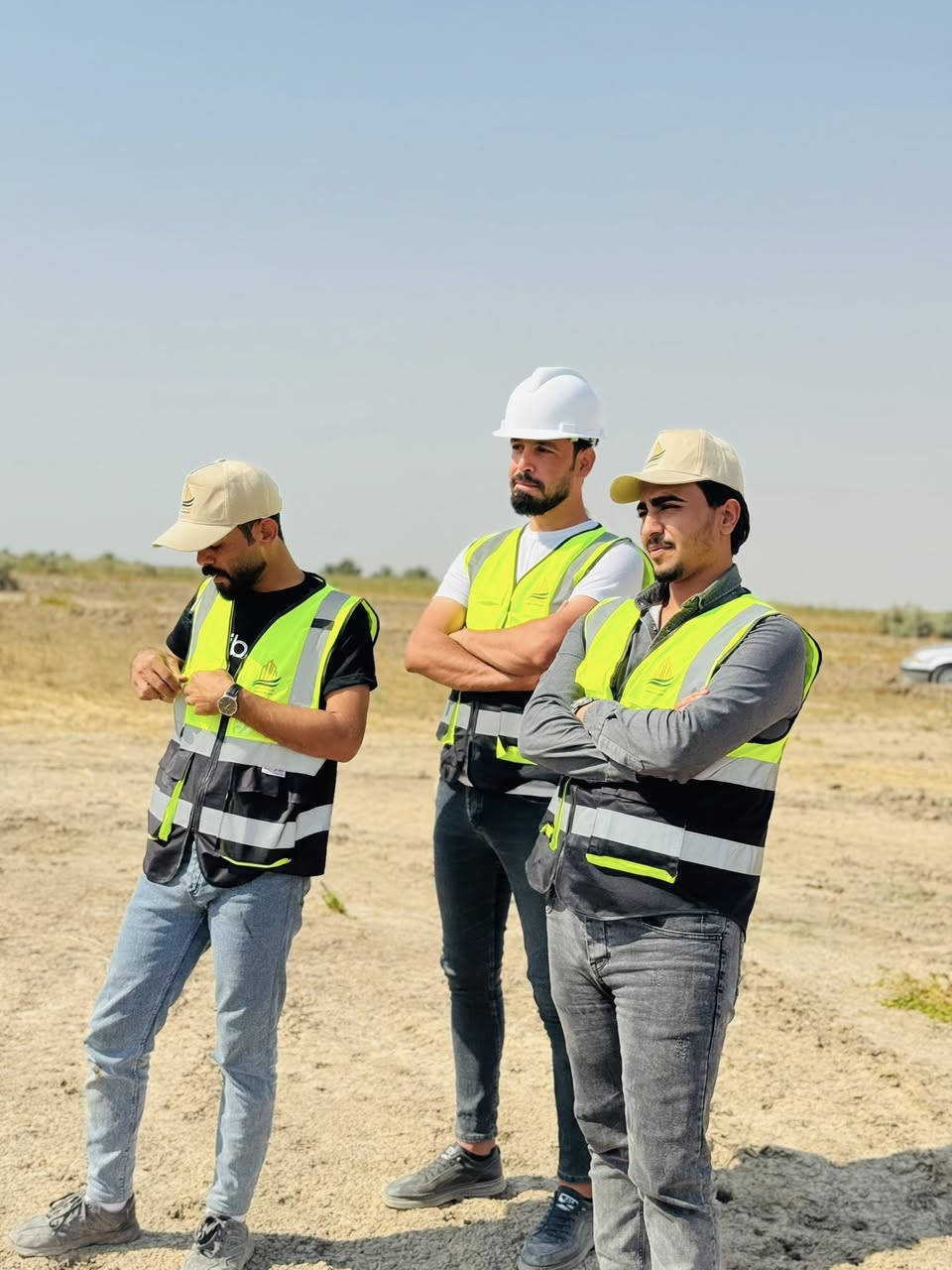 سلام عليكم 
المرحله الأولى بمباشرا العمل 
تسويه التربه 
تسقيط المساحه 
تثبيت الحدود. 
إضافه. جلمود وسبيس وحدل قبل صب الشريطي. 
🫶🫀
المساحه الكليه 10 دونم 

***********
***********
