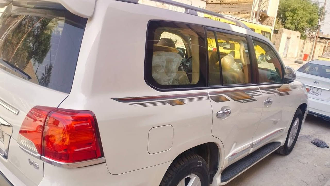 سلام عليكم
لاندكروز موديل 14

سوناره موجوده

ماشيه 140 كيلو

فئه فطيم 

مكانه بغداد

ورقه بغداد باسم صاحبه 

سعره 400  وبيه مجال ان شاءالله 

***********
