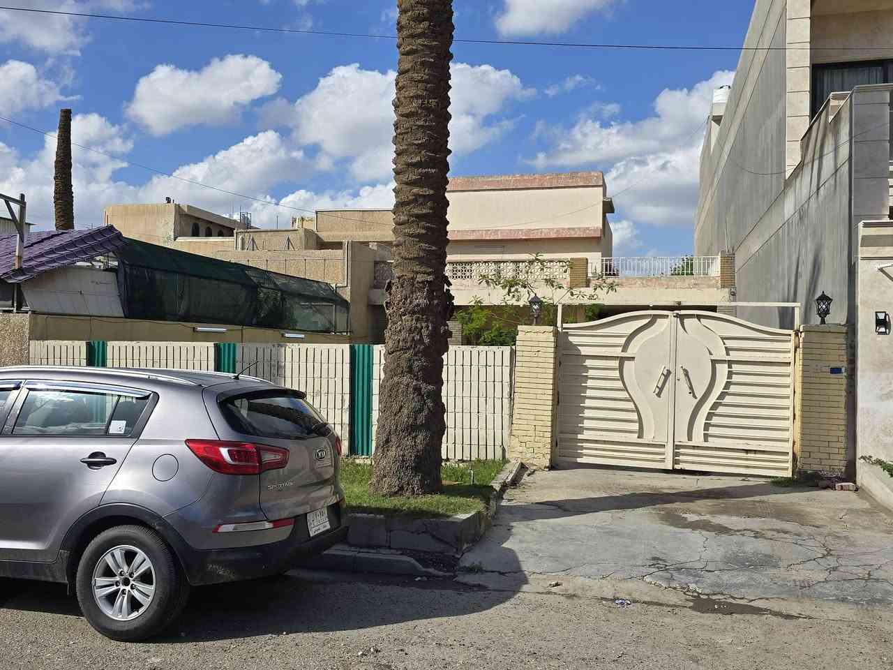 بيت للبيع في اليرموك محله ٦١٦ زقاق ۳۸ دار ٦ المساحه ٤٥٢ م ... واجه ١١.٣٠ نزال ٤٠م
البيت بناء قديم غرف نوم عدد ۲ + صاله + مطبخ + حمام عدد ۲

السعر 3000 $ للمتر 
التواصل على الرقم
***********
 ***********
