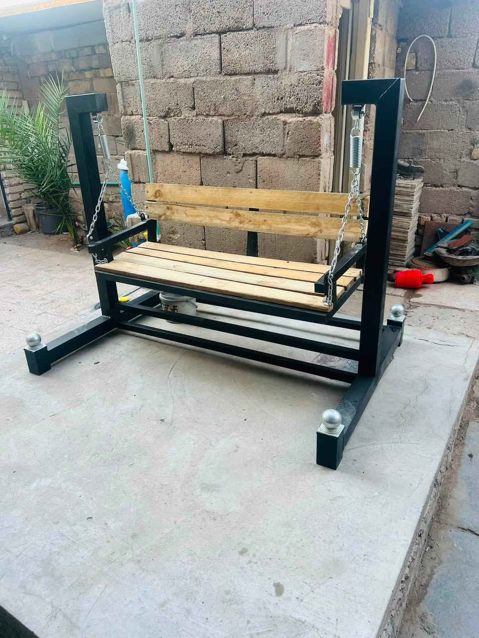 مرجوحه للبيع تفصال جديد حديد كله ٢ ملم المكان البصرة حي الزيتون السعر ٣٠٠ الاتصال ***********
