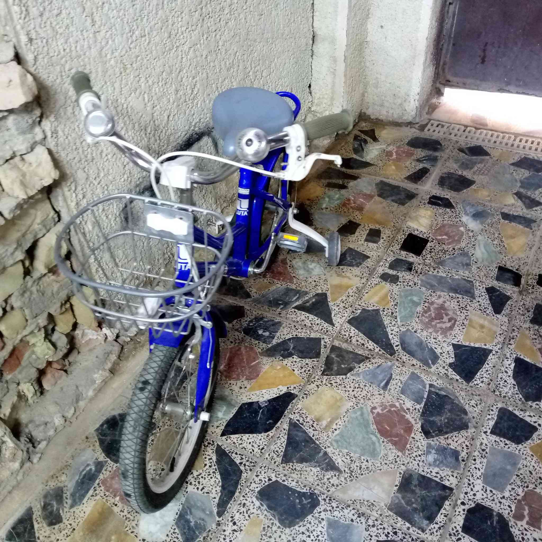 للبيع بايسكل بناتي حجم 16 مال عمر 7 سنوات استخدام اقل الشهر جديد سعره 85 الف واريد ابيعه 70  نوعه ياباني مو تجاري وبي مجال مكاني بغداد الحسينيه قرب جامع الامام الصادق ***********
