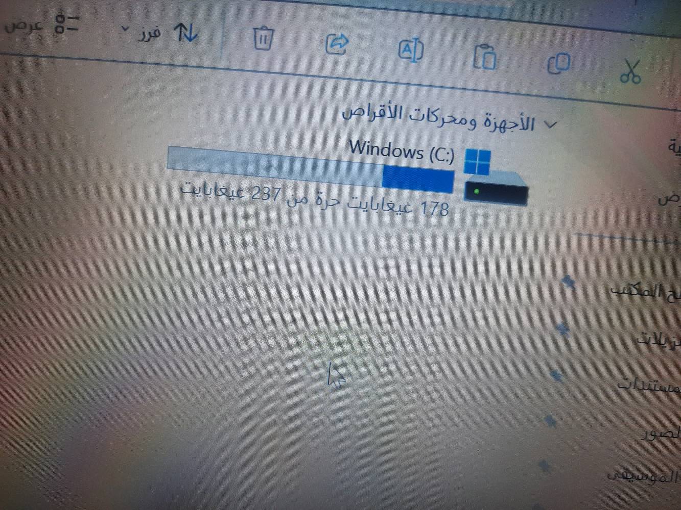 اخوان هذا اللابتوب ياباني مدري صيني المهم جديد بالكارتونة ما مستعمل مثل ما موضح بالصورة نظامه والذاكرة مالته يفيد الناس اللي يحبون يباعون انمي مسلسلات افلام برامج اوفيس وورد باوربوينت والجودة مالته تخبل يشغل 4k كيبورد انكليزي وياباني  ما يفيد للألعاب والتصميم وياه الشاحن مالته الاصلي وماوس الشراي يدخل خاص وسعره ١٤٠ الف