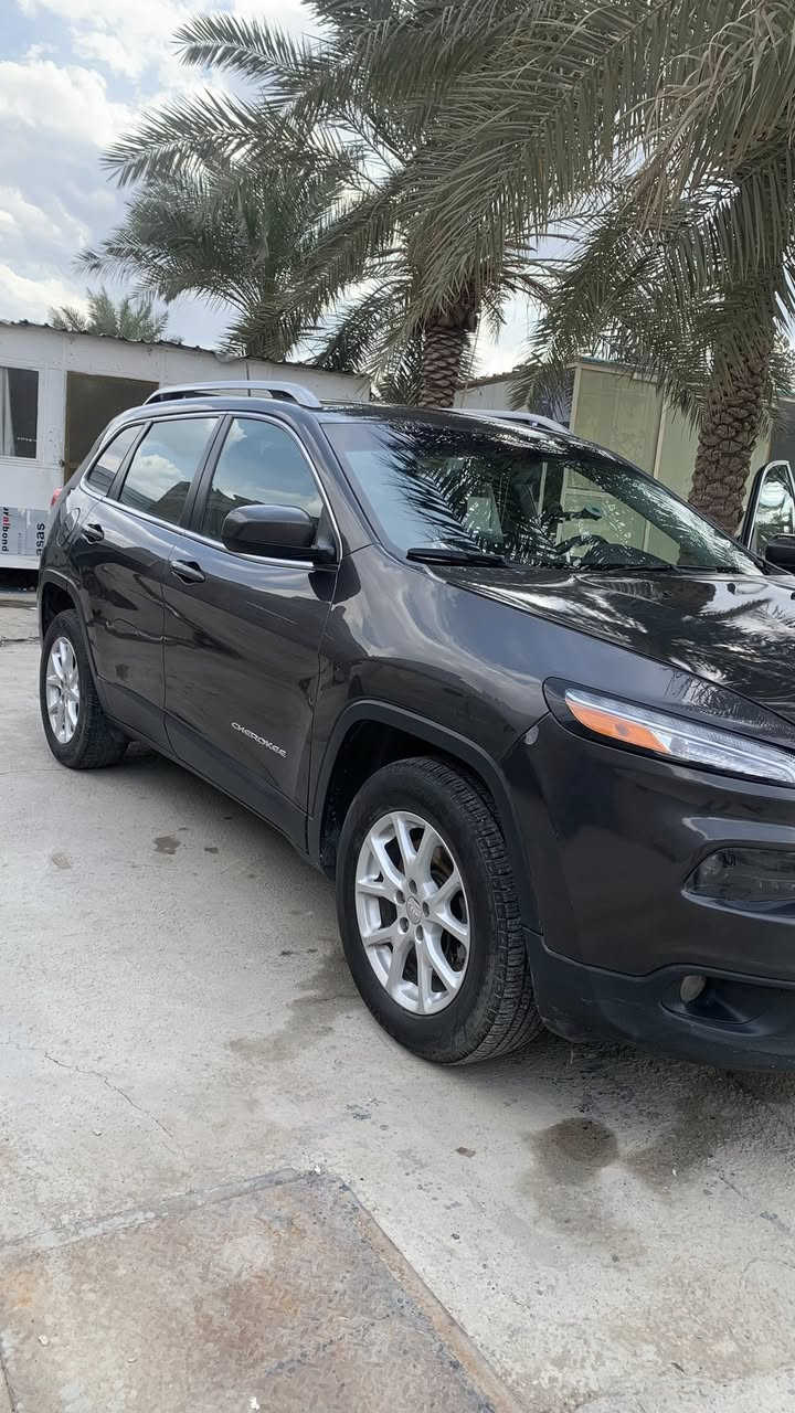 جيب بزون شيروكي 2017 مواصفات لاتيوتد 🚀🚀
مال بيت 🏠 
محرك 6 سلندر 3200
كير + محرك مكفولات
حادثها موضح ب صور + رقم شاصي 
ايرباكات سليمة كلها
ماشية 123 الف ميل
سيارة بوضعية جيدة جداً 
حدادية  جيدة
تبريد + تدفئة 100‎%‎
تدفئة كشنات 
تدفئة ستيرن
هيترات مري جانبية
تبريد ثلاجة قطعتين امامي خلفي
شاشة حجم كبير بلادية مال جيب
+تحكمات داخلية + اوامر التبريد
سماعات عدد 6 مع الدمام البلادي
سايد بريك بصمة
تشغيل عن بعد 
عدسات LED نهارية + لايتات LED
كامرة خلفية 
غرفة داخلية نظيفة جداً 
تايرات جديد
باتري جديد
سنوية باسمي 
رقم اربيل جديد + هزة جديد
سيارة مناقصها اي شي الفضل لله تشغل وتطلع
السعر 126 بي مجال
بغداد الدورة
***********
