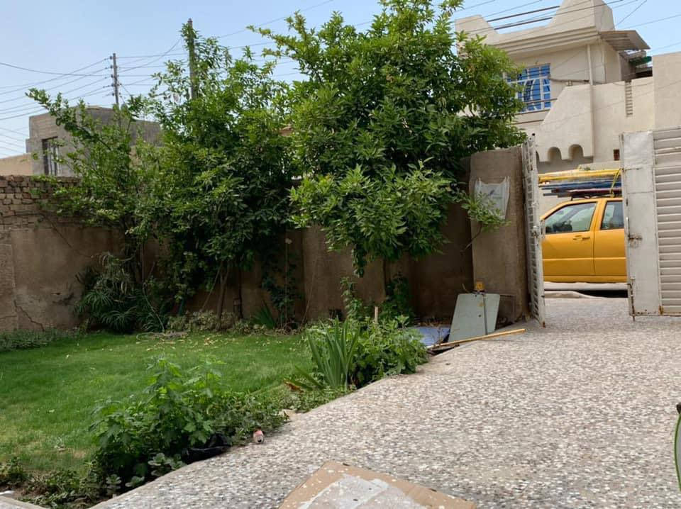 🏡✨ #بيت للبيع #وبسعر مناسب 🏚️🪟
 في #موقع مميز  في #حي_الجهاد✨🏡
إذا كنت تبحث عن موقع مميز هدوء☘️
🔴 يقع بين #مربع جامع النور ومربع السمجة �📍 موقع راق #وهادئ  قريب من الشارع العام والأسواق والمدارس وجميع الخدمات اليومية.
📐 المساحة: 200 متر مربع

🏠 مواصفات البيت:�✅ حديقة جميلة وواسعة�✅ كراج كبير يتسع لأكثر من سيارة�✅ صالة كبيرة ومريحة للعائلة والضيوف�✅ 3 غرف نوم واسعة�✅ حمامان�✅ مخزنان�✅ تصميم عملي ومساحات مريحة
🌟 قريب من الأماكن المهمة، مما يجعله خياراً مثالياً للسكن
📞 للاستفسار يرجى الاتصال/***********
