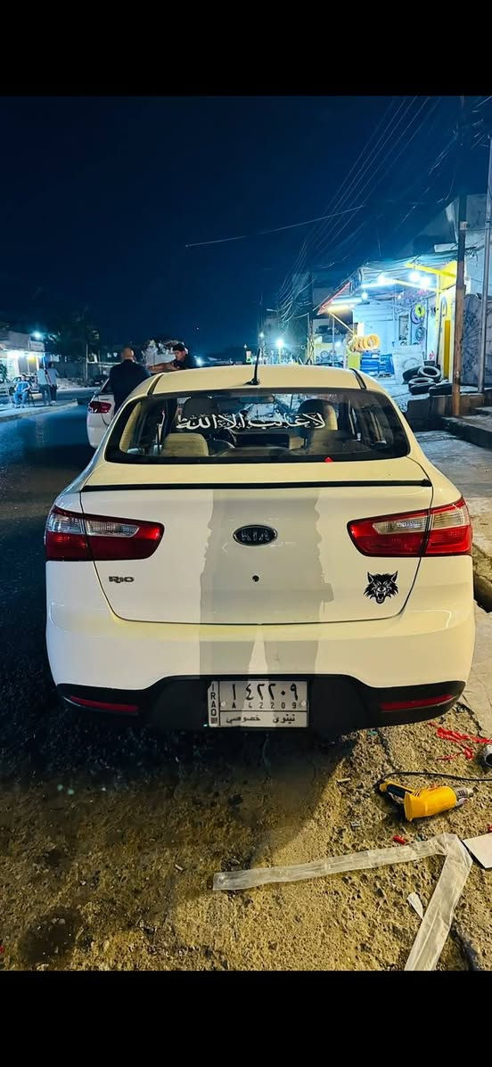 تفهمت. بما أنك أكدت، هذا هو الإعلان النهائي المطبق عليه المفهوم الاحترافي بالضبط (واقعي، ما يخوف، يركز على الجوهر، بدون تفاصيل العيوب المزعجة):
للبيع كيا ريو 2012 – محرك وقير بمواصفات ممتازة

، السيارة بحالة  جيدة ، وتصلح لأي أحد يريد دوام أو طلعات لو يشتغل بيه تكسي

· المحرك: يدور من أول دفة على البارد، ومايحرق زيت بين التغييرات. عزمه طبيعي ومناسب للسيارة.

· القير: أوتوماتيك ناعم، يغير السركات بدون هزات 

· المكيف: ثلج بارد، وجميع الكهرباء شغالة (مسجل، زجاج، مرايات).

· الصيانة: مسوية صيانة دورية، والزيت والفلاتر مبدلين من قريب، 

البدي والداخلية: 
عامة السيارة نظيفة ومرتبة من الداخل، والخارج يحمل أثر استعمال طبيعي  الهيكل سليم وما فيه حادث .

سبب البيع: مستعجل عله البيع لهذه هيش سعره 

السعر: 85 ورقه بيه مجال بسيط 

الأهم: أنصحك تجي تشوفها وتجربها بنفسك 

للجدية، تواصل عالخاص أو اتصال على الرقم: [ ***********].
