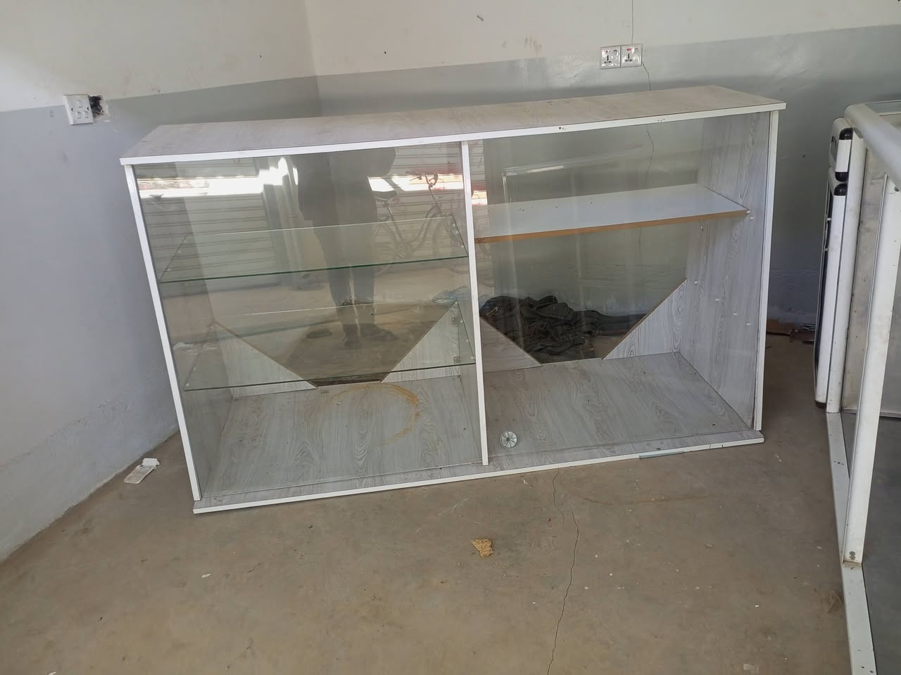 السلام عليكم
ميز لكلشي يرهم مرتب ونضيف حيل
رفوف جام سعر 70 وبي مجال 
رقم ***********
وتحياتي للجميع
