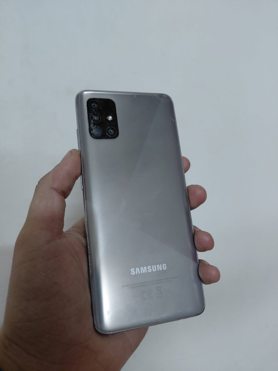السلام عليكم
هاتف سامسونك كالكسي A51 ذاكره ١٢٨ بطاريه ممتازه 
بي فطور بسيطه بالشاشه والكامره بيها خدوش ايضا 
للبيع السعر ٦٥ وبي مجال 
للتواصل :***********
