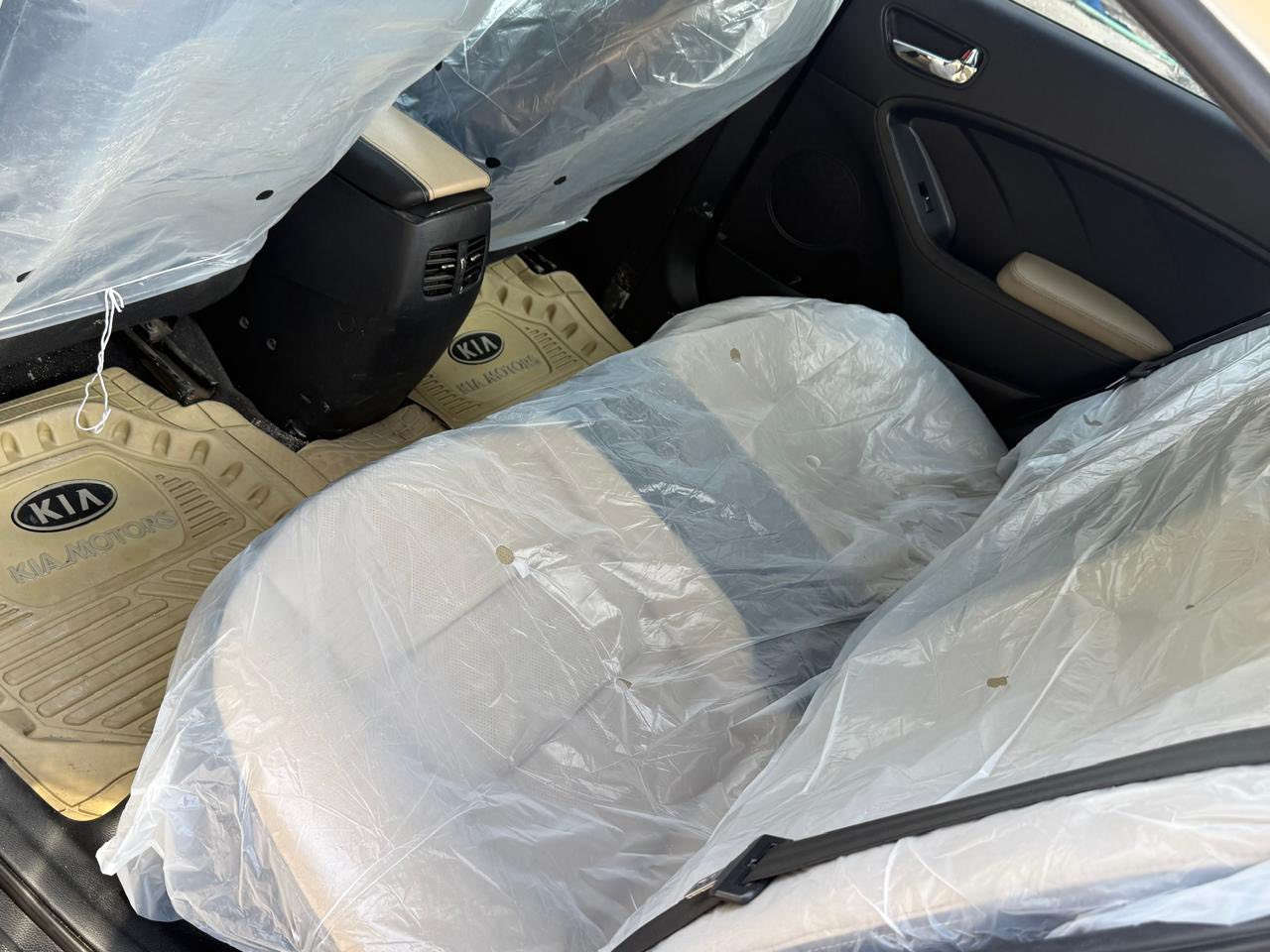 السلام عليكم
KIA سيراتو للبيع موديل 17
وارد خليجي فول مواصفات
حادثهه باب مبدل بلادي وبارد بالجنطه 
السعر 138 وبيهه مجال 
للاستفسار ***********
