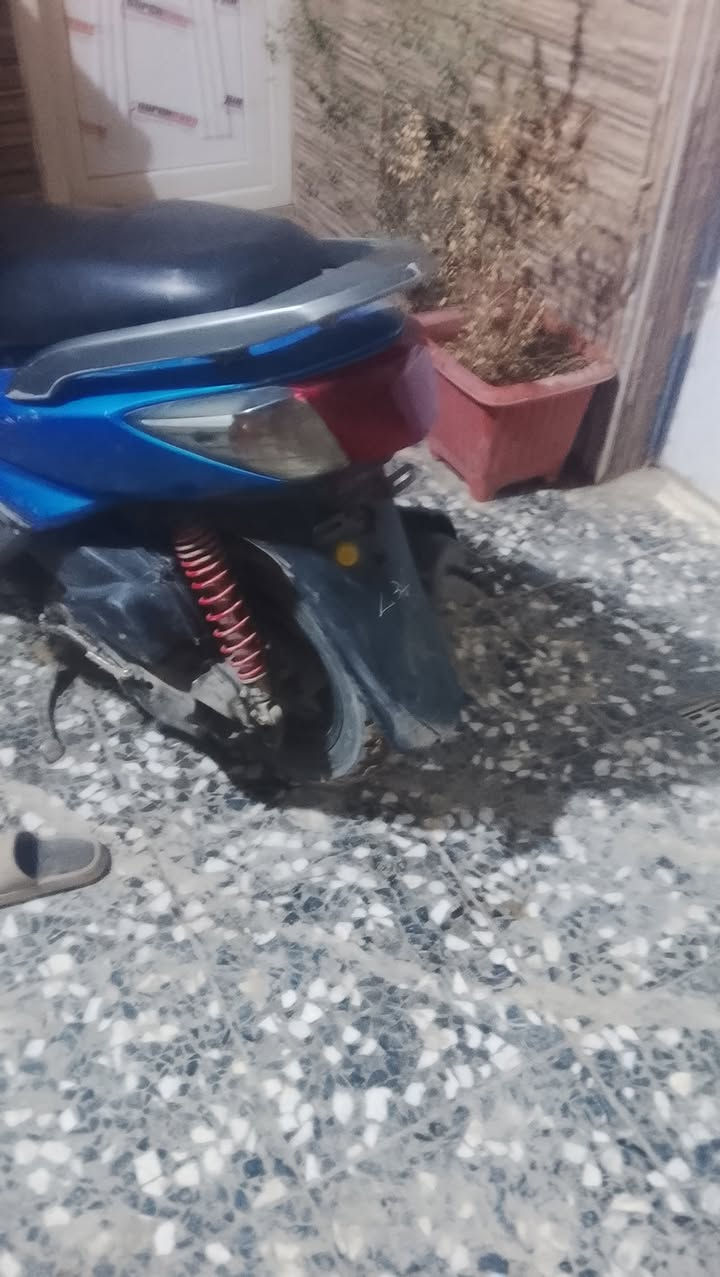 سلام عليكم سكنس فحل نضيفه شلعه ومعدل هاون ✅ الدراجه نقصه فقط كابريتر.   مكاني البلديات رقمي *********** السعر 400الف
