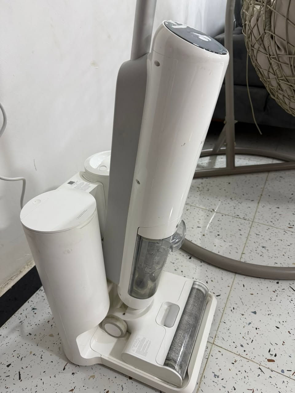 Xiaomi Truclean W10 Ultra
بوكاله الريان ب825 يمي السعر ب325 الف اكو كميات جبيره واكو بيع جمله بسعر ارخص 

* ✅ تكنس وتمسح وتجفف الأرضية بنفس الوقت (3 في 1).  
* ✅ قاعدة ذكية تقوم بـ:
    * شحن الجهاز.
    * تنظيف الرول تلقائياً.
    * تجفيف الرول بالهواء الساخن (حوالي 55° مئوية) لمنع الروائح والعفن.  
* ✅ تعبئة خزان الماء تلقائياً من القاعدة.
* ✅ تنظيف بالماء الساخن يصل إلى 75° مئوية لإزالة البقع الصعبة.  
* ✅ مستشعر ذكي يكتشف كمية الأوساخ ويزيد أو يقلل قوة التنظيف تلقائياً.
* ✅ دفع ذاتي (Self-propelled) يجعل تحريكها خفيفاً.
* ✅ شاشة LED تعرض البطارية ووضع التنظيف.
* ✅ أوامر صوتية وتنبيهات أثناء الاستخدام.

المواصفات

* قوة المحرك: 220 واط.  
* سعة بطارية: 3680mAh.
* مدة التشغيل: حتى 35 دقيقة في الاستخدام العادي.  
* خزان الماء النظيف: 745 مل.
* خزان الماء الوسخ: 640 مل.


**إذا كنت صاحب هذا الإعلان وتريد حذفه لأي سبب، رجاءا أرسل رسالة إلى الدعم الفني**