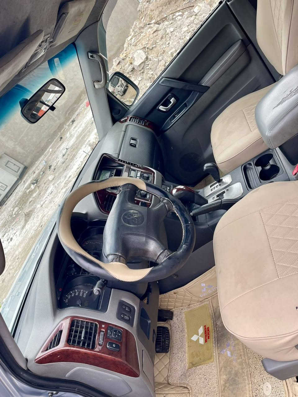 السلام عليكم باجيرو 2007 حادثها جاملغ امامي بدون دواخل بيها صبغ حزام اثر جراد كير ومكينه لاصرف ولا بخار صدر تايرات تبريد كله جديد السياره جاهزه من كلشي مكانها بغداد السعر73 وبيها مجال ***********
