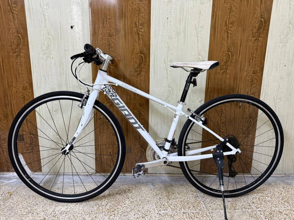 دراجة هوائية جاينت إسكيب 

قياس 28 /c700

المعدن ألمنيوم 

وزن البيسكل 9kg

قياس الفريم XXS. اصمول 36c

المكينة 3/8

فقاسات مايكرو شيفة 

عقرب مايكرو شيفة 

وياله طخم جاينت إسكيب 

سعر 140 ألف دينار 

عنوان المحل موصل أيمن تقاطع شارع كنيسة الساعه 🚴🚴🏻‍♂️

يوجد توصيل 🚚 كافة محافظات العراق 🇮🇶 

☎️***********
📞***********

