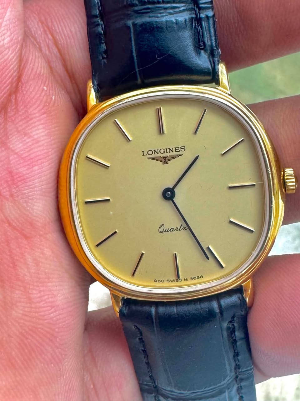 النوع :  Longines
منشأ المكينه : 🇨🇭🇨🇭سويسري
قياس المينا :36mm
تولد الساعة : 1980 
المحرك :كوارتز 🔋 
المينا :بالون الذهبي 
الحاله : فنتچ نظافه مقارنة بالعمر نظافة 100%‎
الخاصيه1 :تصميم نحيف ( قشطة)
الخاصيه2 : مؤشر Baton (يعني ابدال الارقام خطوط)
الخاصيه3: شكل مميز للساعة(التلفاز)
الخاصيه4 :  طلاء ذهب 20 مايكرو
ملاحضات : جميع القطع اصلية💯
ملاحضات2: السير مستبدل 

السعر :  200$💰


**إذا كنت صاحب هذا الإعلان وتريد حذفه لأي سبب، رجاءا أرسل رسالة إلى الدعم الفني**