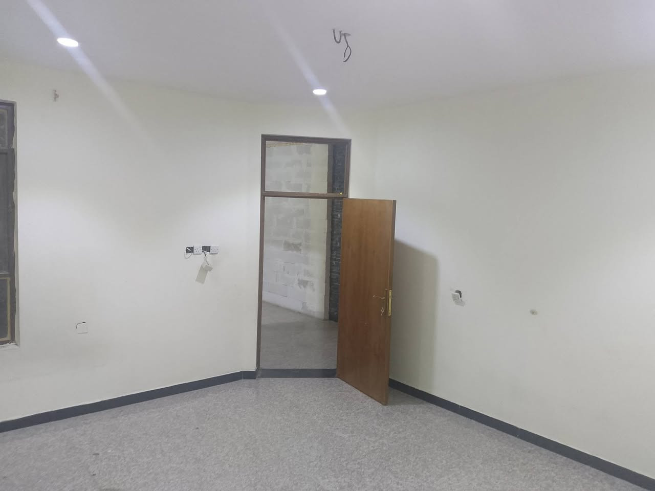 شقه للايجار طابق اول دورة مقابل شارع ابو طيارة شارع الجامع مالك الملك غرفتين نوم مطبخ مخزن صحيات 2 حولي صاله بالكون مدخلين الشقه ايجارها 500 للاتصال ***********
