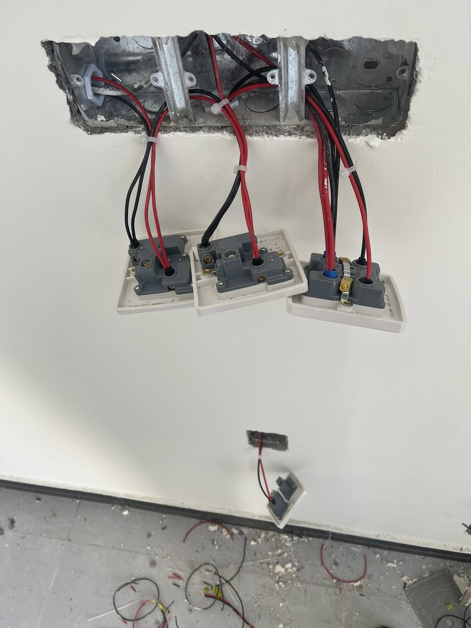 أعمال كادر الزبير للتأسيسات الكهربائية 
تشطيب أحــــد مواقـــــع عملنـــا فــي الزبــير 

التواصل 

***********
