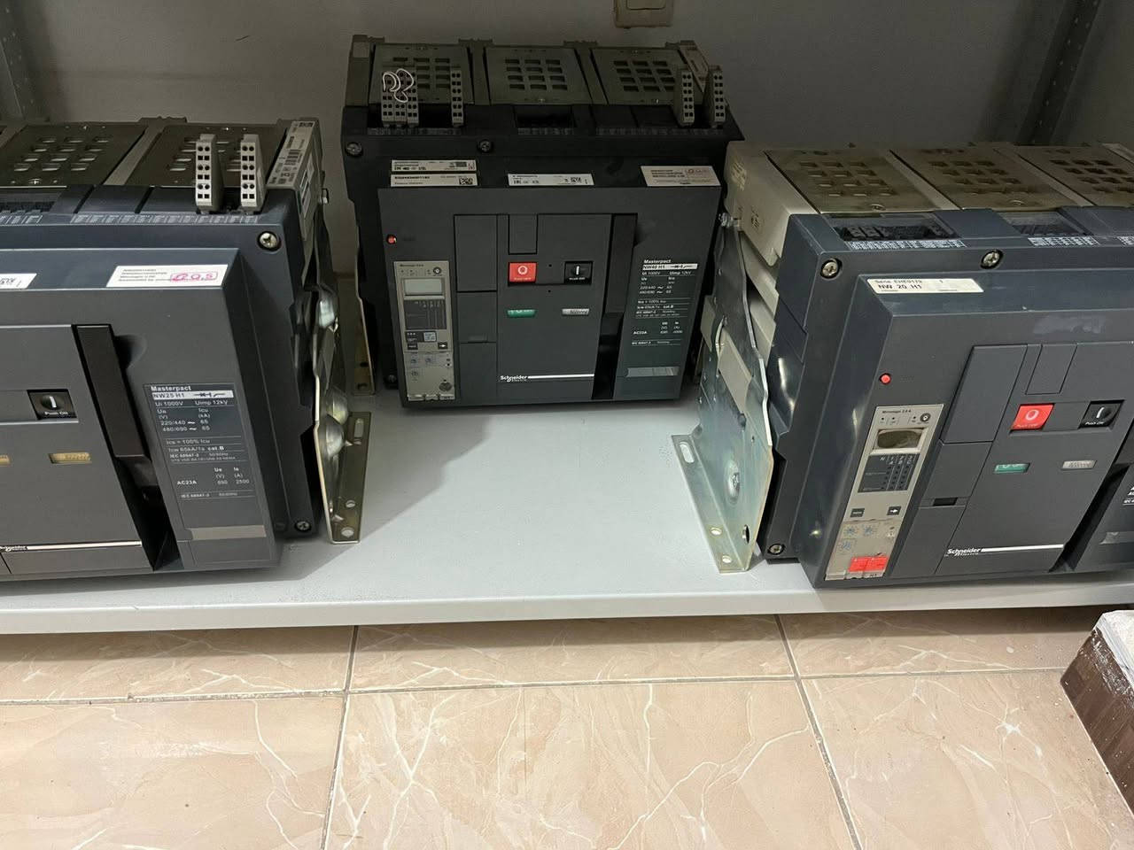 السلام عليكم رمضان كريم وصيام مقبول 🤲🌹
يتوفر لدينا جميع القواطع الموتورايز الشنايدر 🇫🇷
 البيع على السعر القديم نضافه 100/100 💯🎉
كارت ضمان 5 اشهر مع هديه عده يدويه 👽
 العرض ساري لمده اسبوع واحد فقط 🤍✨
للاستفسار واتساب ***********📳☎️
يتوفر توصيل لجميع المحافظات 🚛🛻
