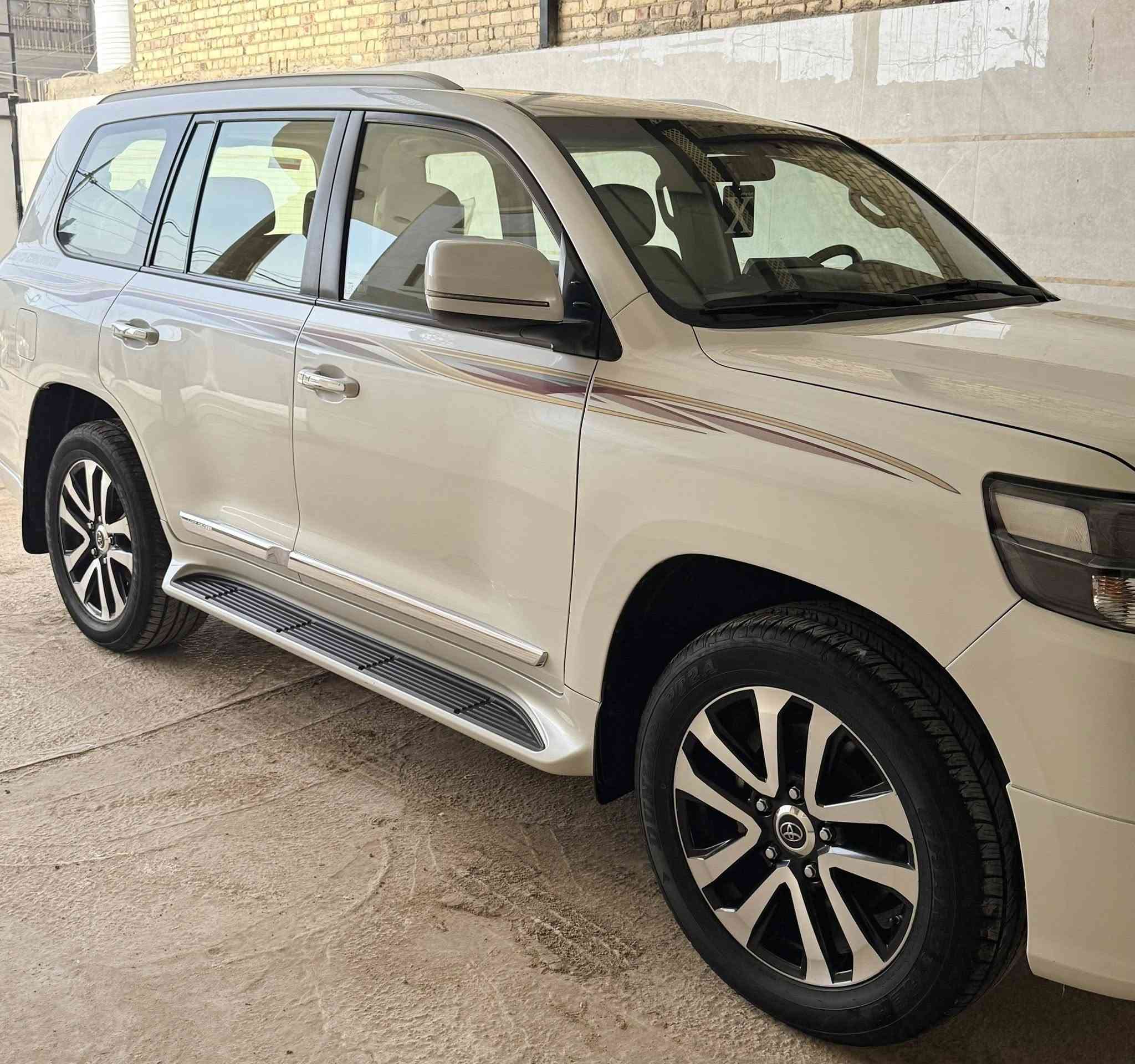 السلام عليكم
لاندكروز للبيع 2019 بريم اصل 
رقم بغداد
ماشيه 80 الف حقيقي 
محرك 4000   V6
مري شفط 
تشغيل عن بعد 
ديفيدي بلقماره DVD 
5 بصمات
دوسات ليزريه 
دبل ماوس 
طفاية 
ثلاجة
وباقي مواصفات البريم المعروفه 
السياره مكفوله كفاله عامه
مكان السياره الديوانيه 
للاستفسار ***********
