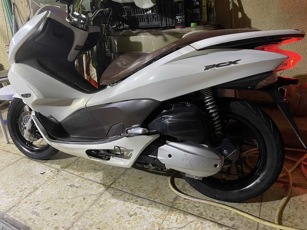 السلام عليكم رمضان كريم🌙  دراجه PCX ياباني فئه ال FIلون مميز ابيض صدفي دواخل جوزي
دراجه عليه ادامه كامله
عبوه كامله اصليه 
قاعده هيه والفيتبم اصلي 
نوزل جديد اصلي 
تخم تاير جديد 
لايت زنون 
اشاير رباعي 
جامه طويله 
حساس استاند 
دوشمه كشن لايلون 
السعر مليون و ١٠٠ 
***********
