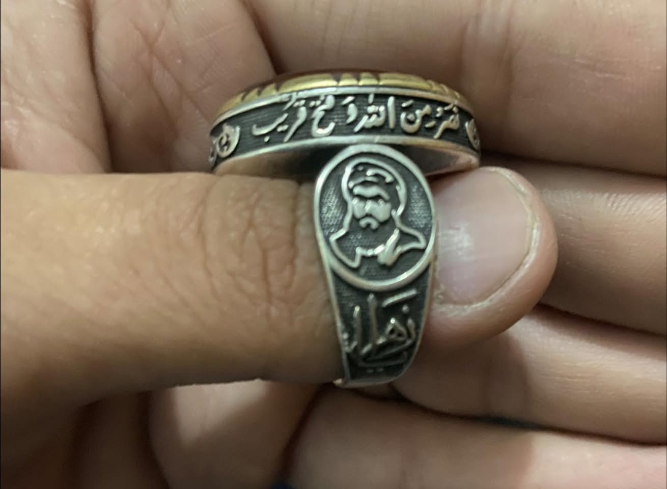 خاتم عقيق يماني فضة 925 الوزن 16.78 منقوش على الحجر اية الكرسي كاملة مع صورة السيد حسن ومن الجوانب منقوشة اية (نصر من الله وفتح قريب ) وفي الاسفل صورة ايضاً للسيد حسن مع اسم يا زهراء


**إذا كنت صاحب هذا الإعلان وتريد حذفه لأي سبب، رجاءا أرسل رسالة إلى الدعم الفني**