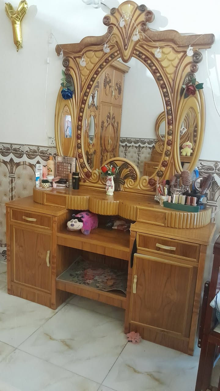 غرفه نوم صاج بعدها نضيفه حيل ضخمه بس الزاويه مشلوخه واكعه مستعجل علئ بيعتها للتواصل مراسله او اتصال ***********
