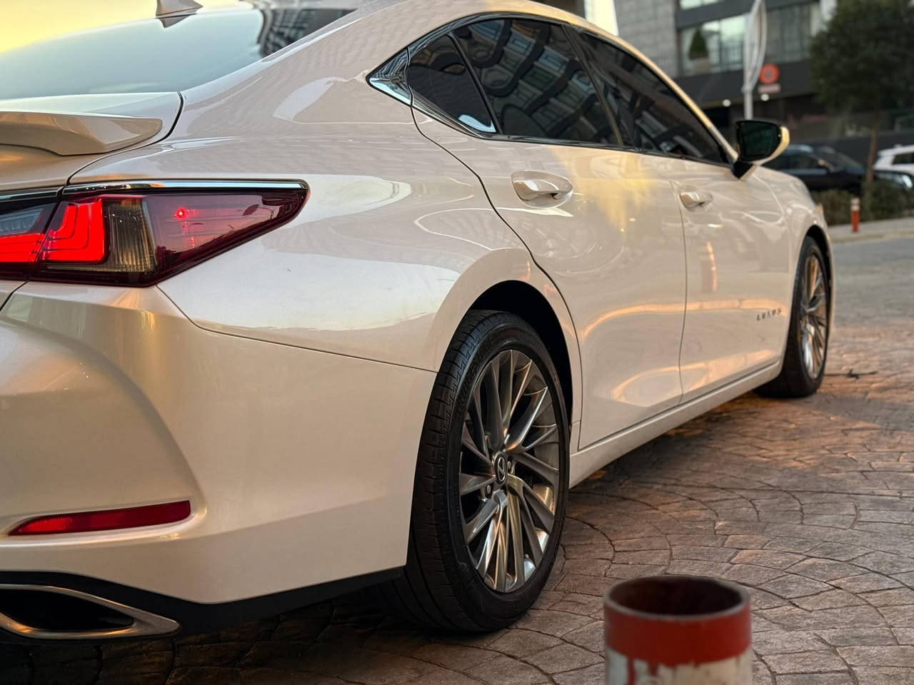 لێگزز 2023  ES350 Lexus 
وارد ئەمریکی 
سپی سەدەف
دەعامی بۆ دەعامی کەپس
کلین تایتل 
١٨،٠٠٠ میل رۆشتووە 
سێرفس شرکە لیگزز

نرخ : خاڵێک دابنێ لە کۆمێنت بە تایبەت دێت 🤖 

زۆر بە جوان و خاوێنە ماوەتەوە 
دینار مەسرەفی تێدا نیە 

بۆ زانیاری زیاتر پەیوەندی بە خاوەنی 

 ***********
***********
