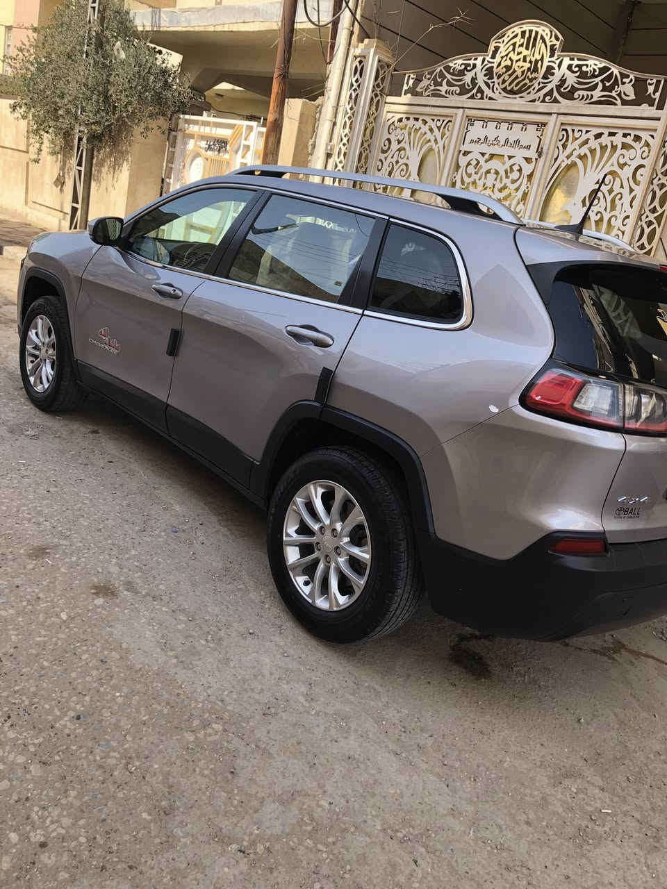 بيع مستعجل جيب بزوني لاتثيود فور ويل يعني دفع رباعي موديل ٢٠١٩ محرك ٢٤٠٠ يعني ٤سلندر باسمي سنويه ماشيه ٨٤ بيها قطعتين صبغ يعني بنيد وجاملغ امامي جهه سايق صونارها موجود يمك بالمنشور وصور الحادث وصور السياره الحالي وفديو السعر فقط ب١٢٤$وبيه مجال بسيط جدا جدا جدا سياره احلى بهواي كلش كلش جديده كارتون كلشي مذكور بالمنشور اقرا زين قبل لا تخابر والسعر ١٢٤$وبيه مجال بسيط جدا مكان السياره موجود بالعماره محافظه ميسان اللي يحب يراسل اويخابر عالرقم ***********
