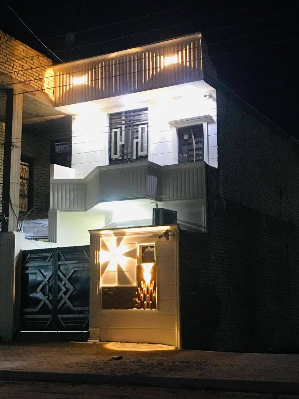 السلام عليكم بيت للبيع المساحه ١٠٠متر طابقين بناء حديث درجه اولى يحتوي على غرف عدد 3 طابو صرف يحتوي على كافة الخدمات العنوان كربلاء حي الفارس على شارع 20متر تجاري مجاور مركز حي الفارس استفسار اكثر الاتصال بالأرقام التالية 
بسعر. 180  مليون قابل للتفاوض مع صاحب العقاري مباشر
***********
***********
***********
