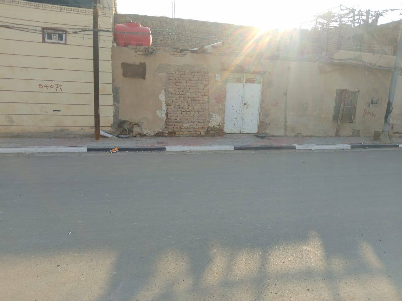 دار ينحسب قطعه  للبيع حي الامير مقابل مدرسه مالك الاشتر على الساحه المساحه سم ١٧٣,٨٨م حسب معلومات سند العقار  الدار ورثه ملاحظه الدار  ينحسب قطعه السعر ب95  وبي مجال للاستفسار يرجى الاتصال على الرقم *********** مكلف بنشر مااجاوب عل التعليقات
