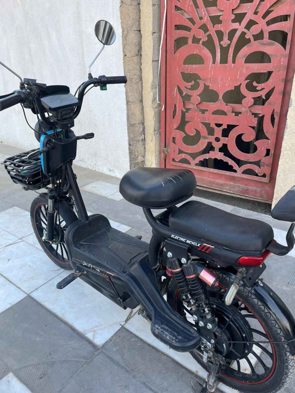 سلام عليكم من رخصت الادمن 
دراجه شحن.البيع خمس بطاريات حجم بطارية32 دراجه نضيفه بطارية جديدة جاهزة من كلشي 
الاستفسار اتصل على رقم 
***********
