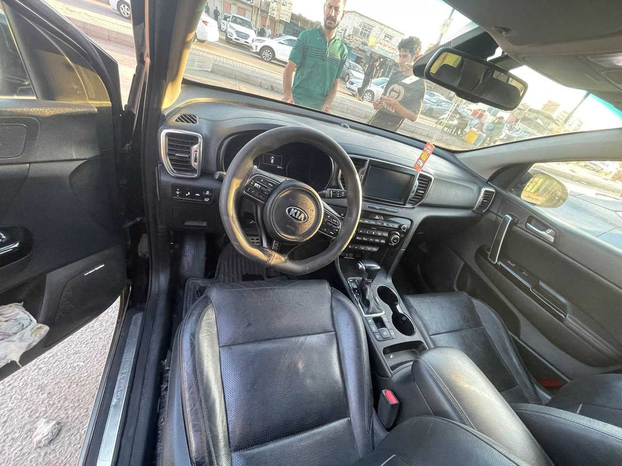 السلام عليكم كيه سبورتج 2017فول مواصفات 1/1 سياره نضيفه مامتعوبه مال بيت محرك 2400تيربو تي ذي اي ضربته جاملغ  الأمامي وموضح سياره حلوه ونضيفه احلا من الصور مكاني البصره شط العرب التنومه 
السعر 145بيهه مجال قليل 
***********
