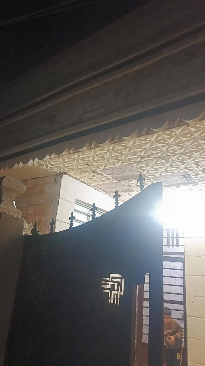 السلام عليكم بيت للبيع  مساحه 100متر مربع غرفتين نوم استقبال وصاله وصحيات ومنور بيت نضيف عنوان الحسينيه الراشديه السكلات شارع العشره الاف شارع مكصوص كاعد شتغلون بي وراح تتبلط الاستفسار اتصل ***********موجود واتساب
