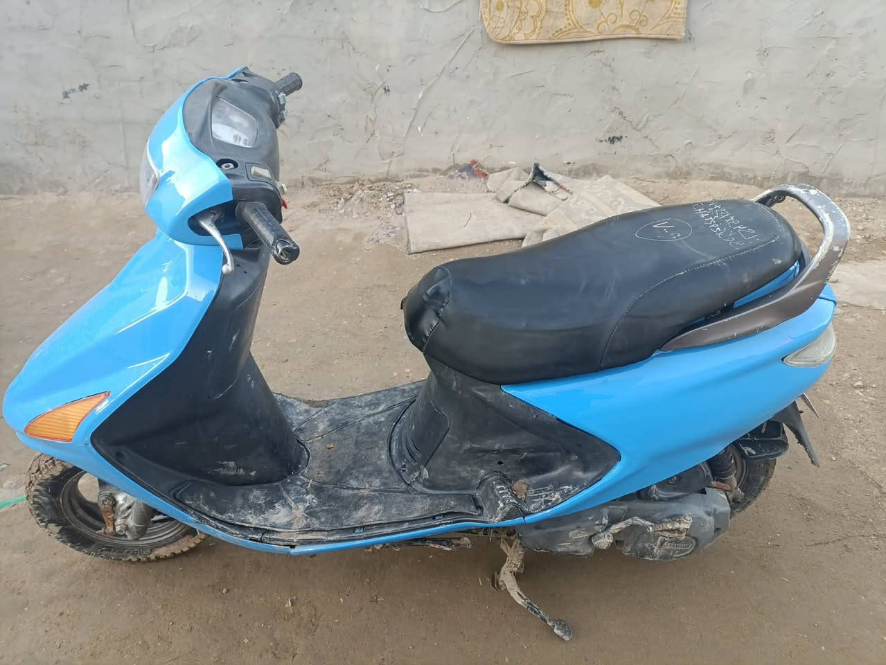 السلام عليكم دراجة فراشة  
للبيع دراجة جديد بس الصور والطين ضالمهة 
تجي تفتح وتقتنع كهربائيات كله شغال كيجات بانزين وسرعه شغال المكان الديوانية قضاء غماس السعر ب 400 وبيهة مجال متواجد خاص  وعلى الرقم ***********
