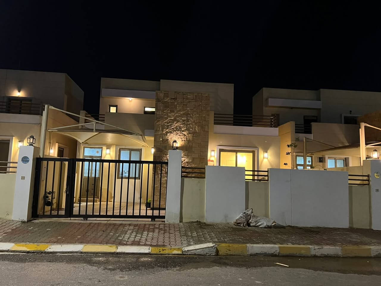 ‏السلام عليكم للبيع دار في مجمع بيتي السكني الزون الثاني  المساحة 260 متر ركن مطل على حديقة عامة ثلاث غرف نوم مطبخ و استقبال و هول داخلي و تشطيب جديد بالكامل غير مسكون للاستفسار الاتصال على الرقم التالي 
***********
***********
