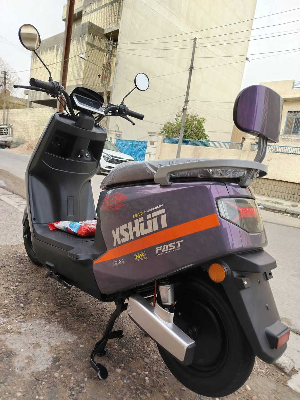 السلام عليكم دراجه شحن سكنس لون مميز استخدام قليل ماشيه ٧٠٠ فقط  تعتبر زيرو.
بطاريات كبار عدد 6.
ملف 1500.
تمشيك مسافه ٥٠ كيلو بالشحنه.
السعر ٦٥٠ الف. 
مكاني جادريه. 
***********
