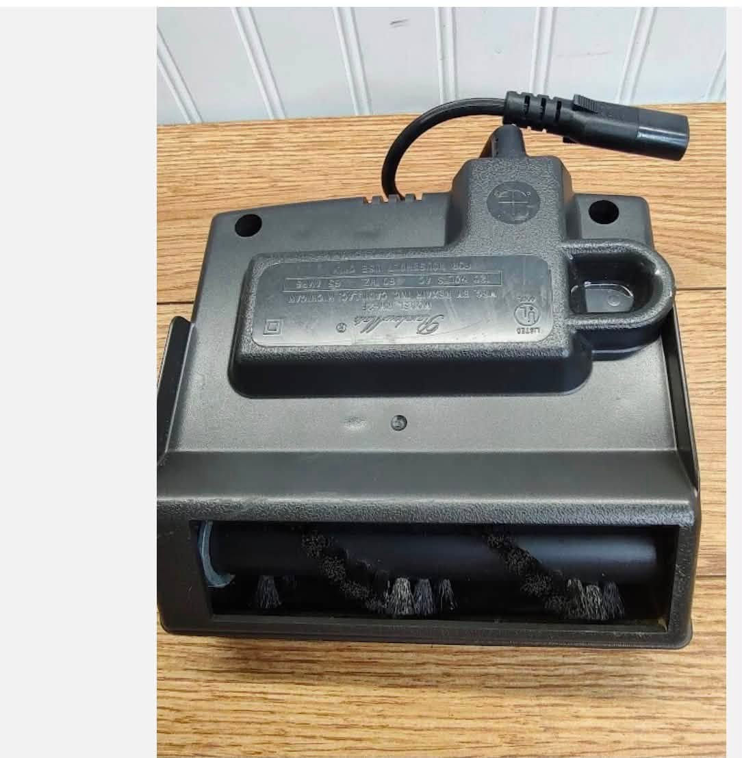 هذه أداة Rainbow Mate (موديل RM-2E)، وهي عبارة عن فرشاة كهربائية صغيرة مخصصة لتنظيف المفروشات والسلالم.تُستخدم كملحق مع مكنسة Rainbow E-Series الكهربائية.تتميز بفرشاة دوارة مدفوعة كهربائياً لإزالة الأوساخ وشعر الحيوانات الأليفة من السجاد والمفروشات.


**إذا كنت صاحب هذا الإعلان وتريد حذفه لأي سبب، رجاءا أرسل رسالة إلى الدعم الفني**