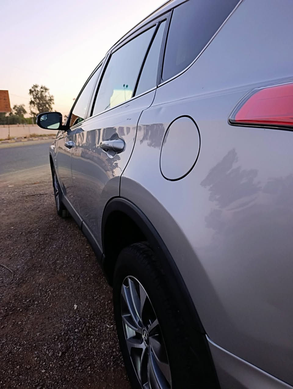 راف فور موديل 17 كندي
رقم سليمانيه 
سنويه +رقم + هزه كله جديده
لون سلفر
 فئه le
رادار امامي 
ويل كب بلادي
كشنات تدفئه 
اشاير بل مري
ماشيه ١١٠
السياره حلوه مثل ماموضح بلصور
حادثه 
جاملغ وبنيد 
مكفوله من الشاصي
والسونار موجود 
مكاني بغداد العامريه 
***********
السعر 163ورقه
