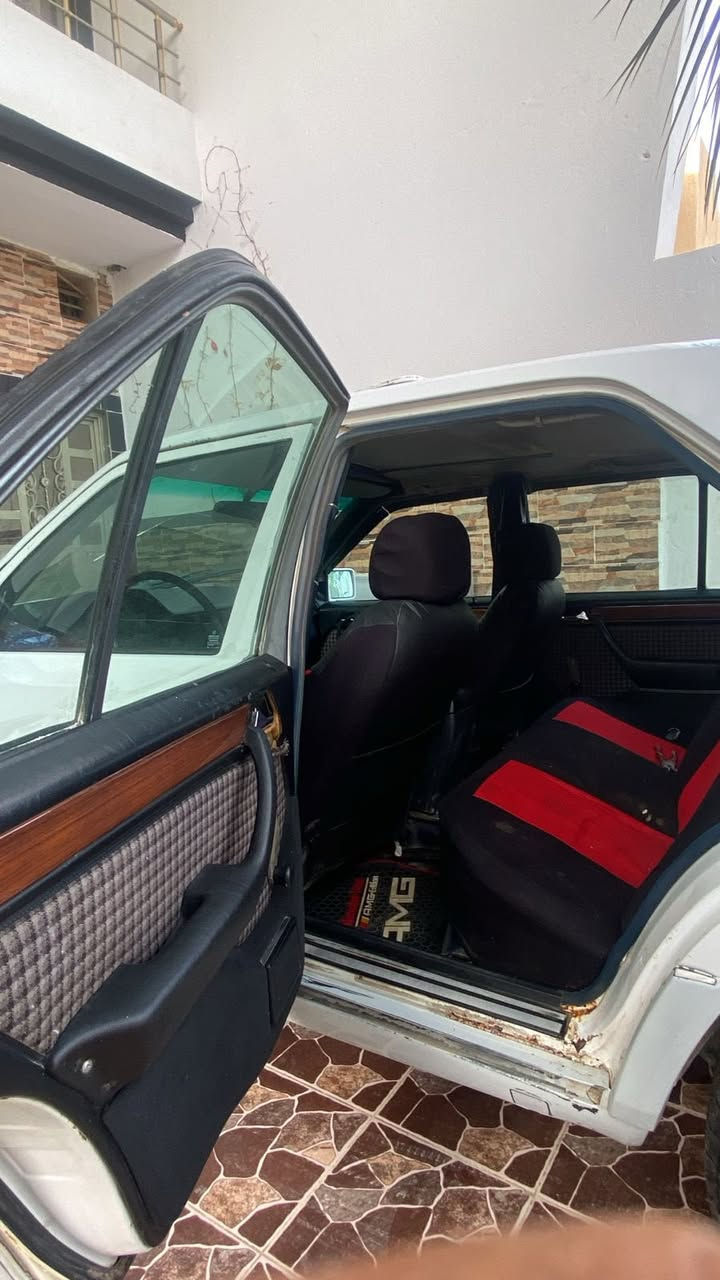 السلام عليكم مارسيدس دب موديل 88
محرك بطة 2500 
تخم تاير تخم ويل AMG 
سستم سماعات دمام 
منضومة احتراق كاملة  +قاعدة فيتبم داخلي 
تبريد ميشتغل
ترايك وين مايعجبك 
قاعدة دبل وحدة معمرة  بيها خياسات خفيفة من جوة 

رقم انبار دولي هزة جديدة تحويل مباشر 
شوف السيارة وخابرني 
***********  
مراوس بجانبو 

مكاني ديالى تقاطع الوجهية 

السعر 46 وبيها مجال
