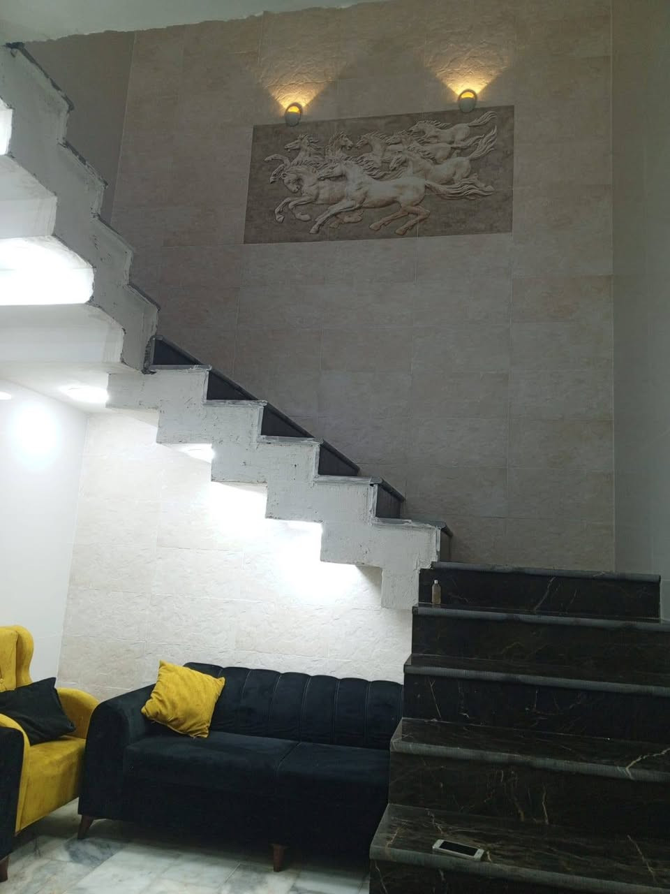 السلام عليكم ورحمة الله وبركاته
دار للبيع مساحة البناء 100متر طابقين 
بناء حديث درجة اولى الارضيه مرمر والجداري الواح120*60 
الطابق الاول استقبال-صاله-مطبخ-غرفه نوم-صحيات خارجيه وداخليه 
الطابق الثاني غرفتين نوم 
الموقع بكرلي -البو حمير نزلة الشيخ ابو جنان 
للاستفسار الاتصال على الراقم***********
