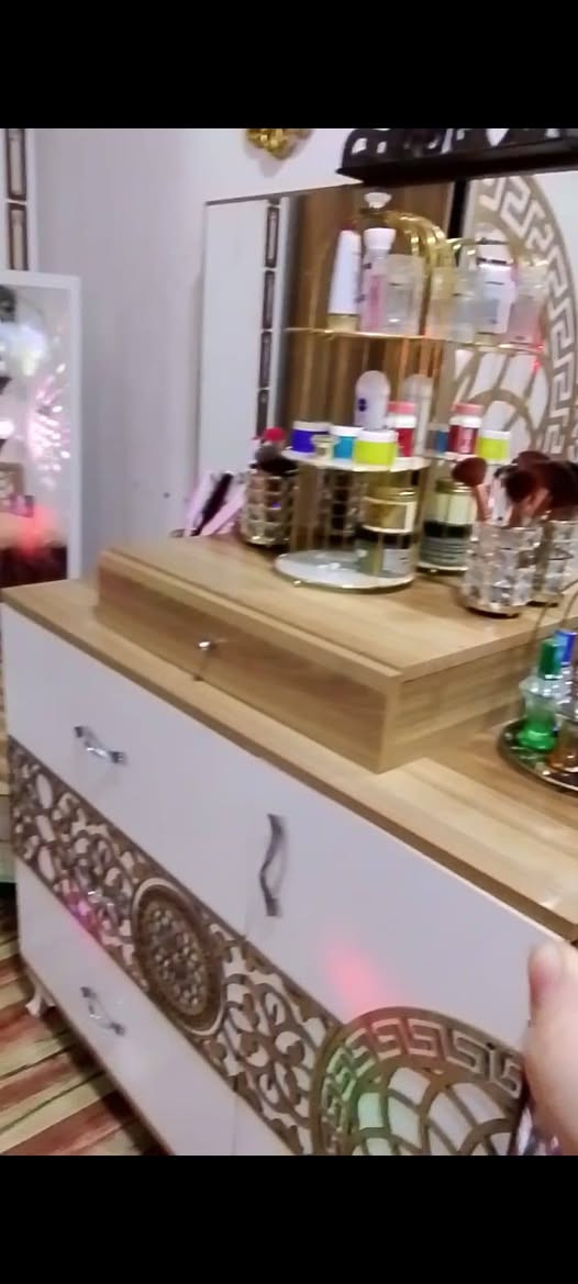 السلام عليكم غرفه اخشاب للبيع سعر مناسب اشتريت وحده جديده وهاي للبيع مفتوحه السعر 400 عنوان ابي الخصيب ***********
