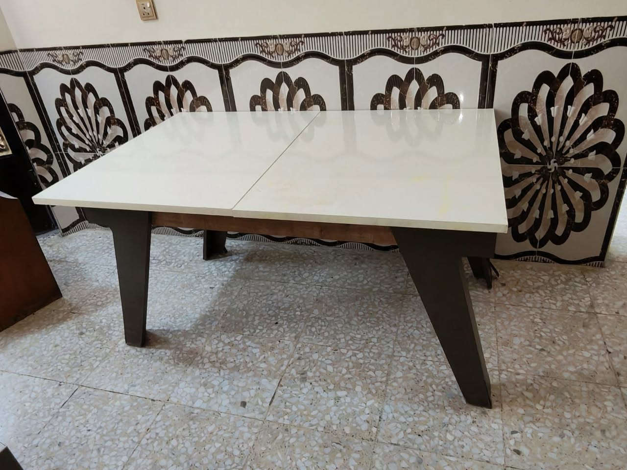 للبيع .. ميز تركي درجه اولى استعمال يوم واحد ..سعر125 كراسي عدد 6 الواحد 20 قاعده تانكي ثقيله  سعر 25 ..***********
